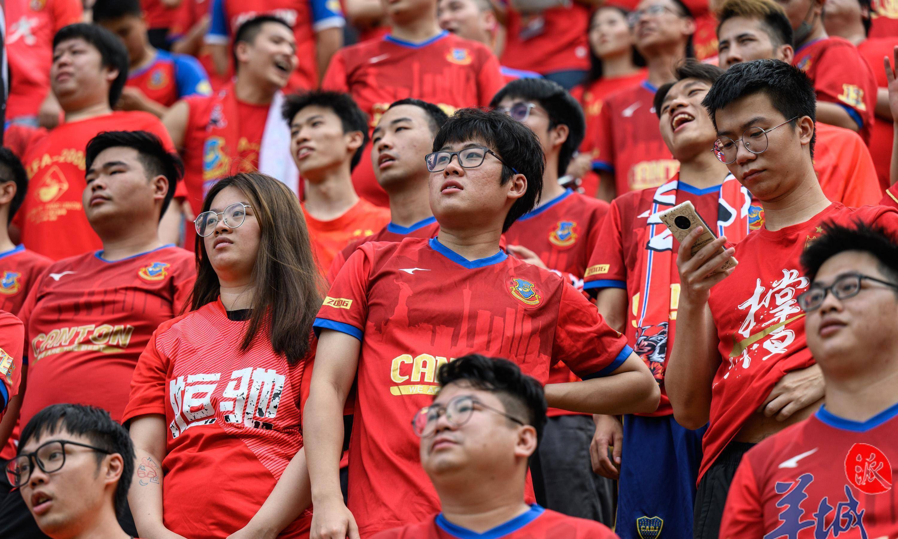 开云体育中国-国内足球联赛格局迷离，选手实力角逐