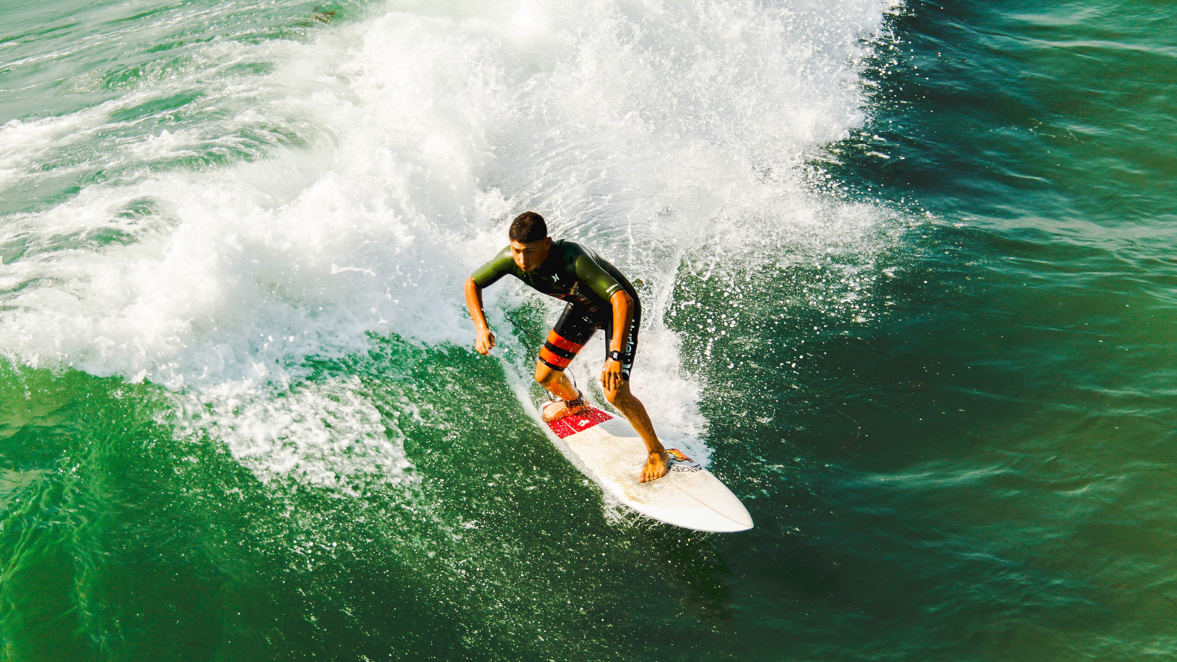 中国男篮淘汰赛险胜阿尔及利亚，阿圭罗赛后评分拉满的背后故事