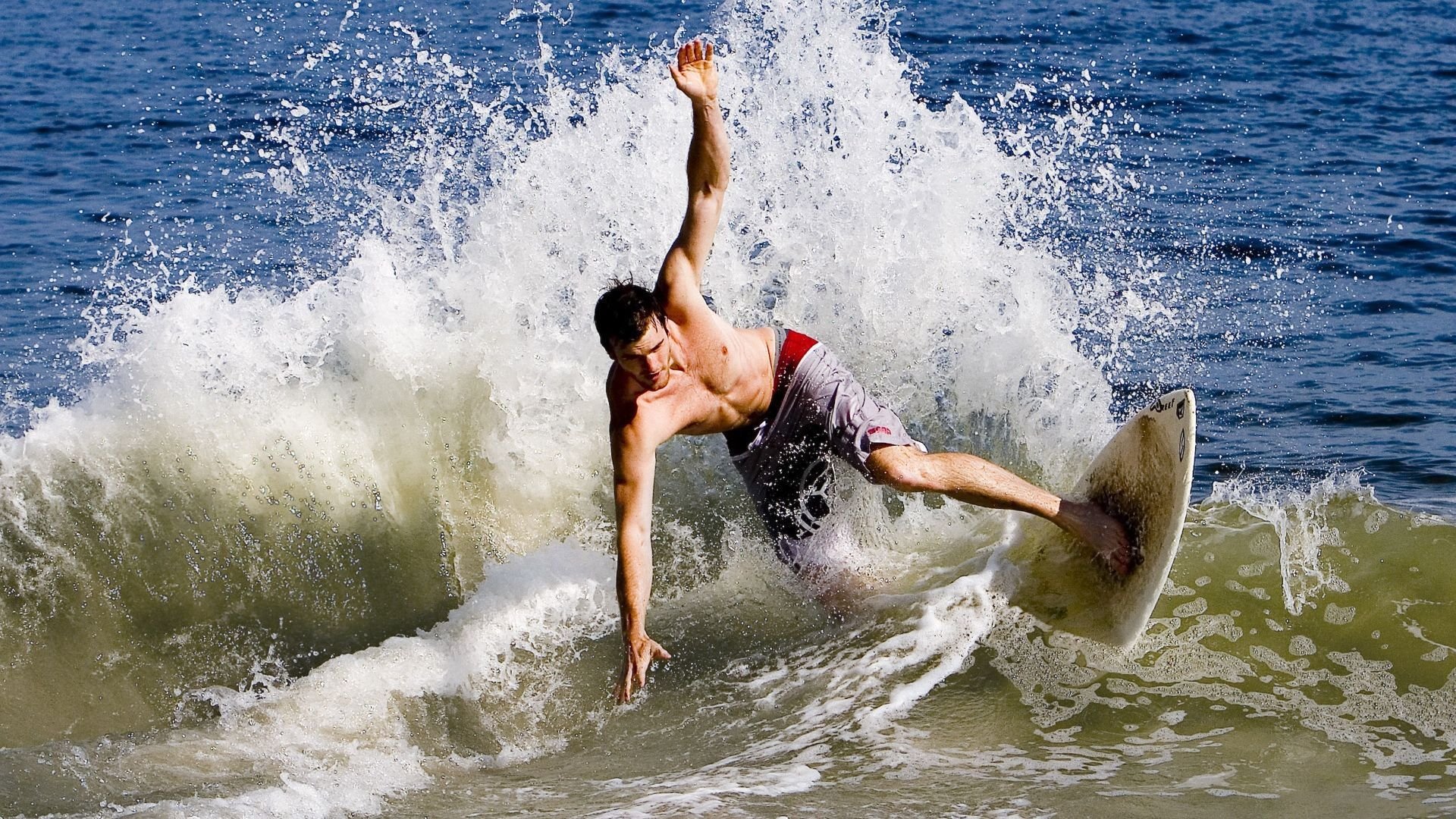 红魔铁血双线告捷,战术纪律铸就胜局,莱奥防守艺术锁死雷恩